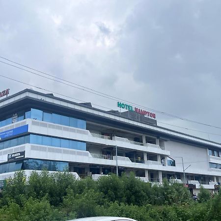 Hotel Hampton Vyara Exterior photo